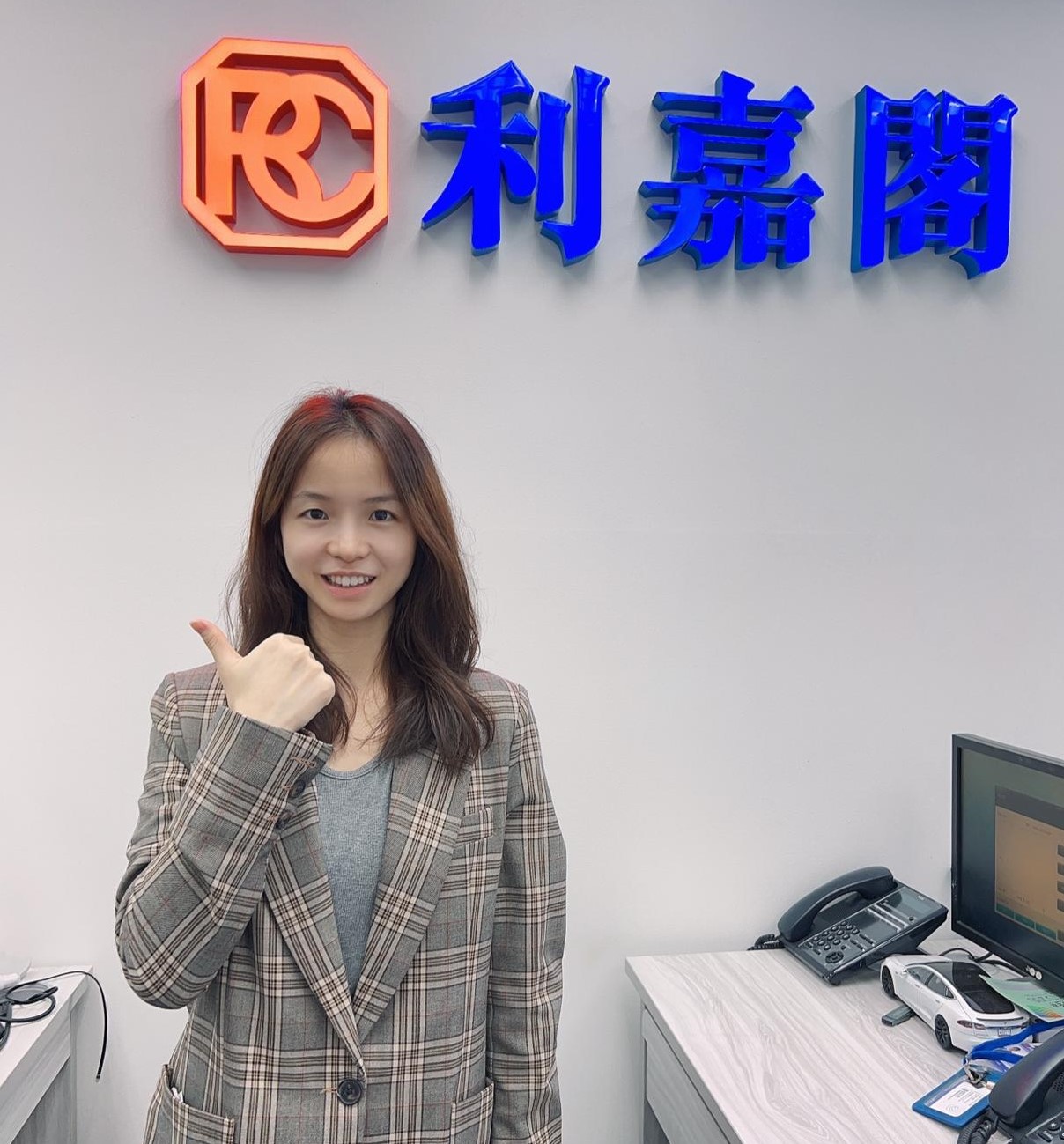 跑馬地V-Happy Valley 2房戶 獲內地專才每月1.85萬元承租 業主享3厘租金回報 利嘉閣地產東半山區禮頓山分行分區經理劉玉麟(Ivan)稱,該行客戶主任李莉筠(Cherry)(圖)新近促成跑馬 undefined