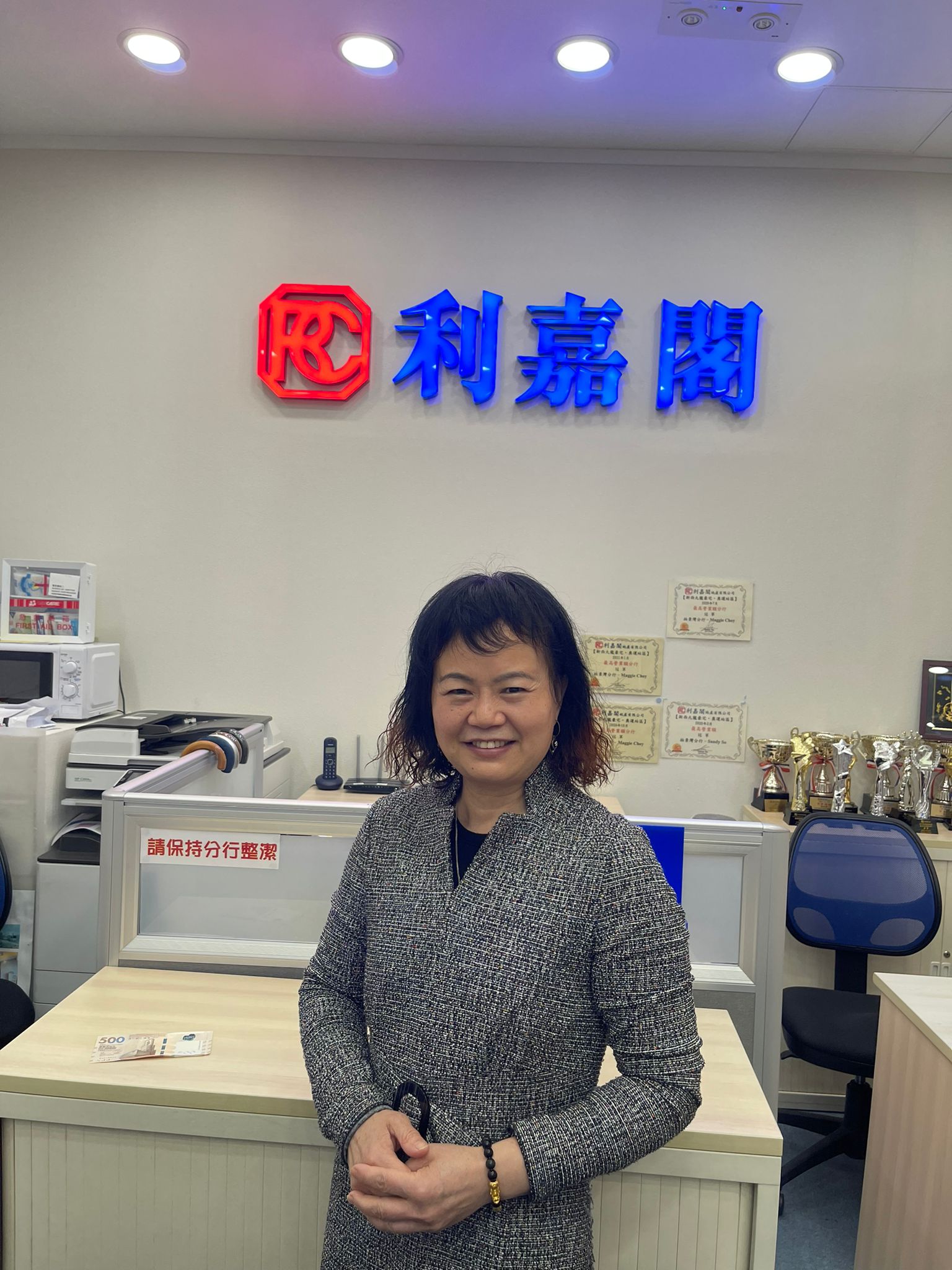 凯帆轩2房户1.85万元获承租 业主去年888万买入 享2.5厘租金回报 利嘉阁地产奥运站柏景湾分行首席联席董事蔡咏诗(Maggie)表示,该行高级客户经理李利仁(Lilyan)新近促 undefined
