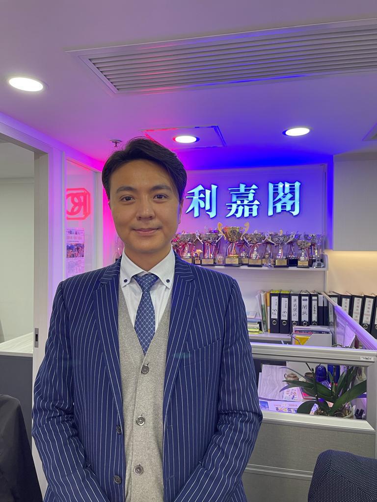嘉悅三房套1350萬元成交 一手業主持貨8年 帳賺380萬元離場 利嘉閣地產將軍澳(坑口區)助理分區董事蔡庭勇(Allen)表示,東港城分行經理劉敏豪(Patrick)新近促成 undefined
