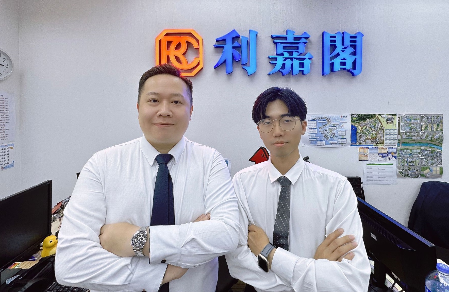 家長客欲住近學校 斥1.65萬元租欣圖軒2房 「真盤源」平台尋得安樂窩 利嘉閣地產九龍豪宅畢架山分行聯席董事楊家寶(Alex)稱,該行高級客戶董事羅浩智(Ken)(左)及物業顧問劉英 undefined