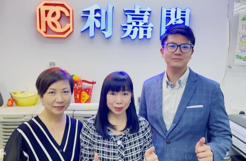 德福花园高层2房户630万元易手 业主03年入货 至今大幅升值3.6倍 利嘉阁地产中九龙淘大二行高级联席董事庄雅琁(Ada)(中)称,该行高级客户董事曾润南(Alfred)(右)及客 undefined