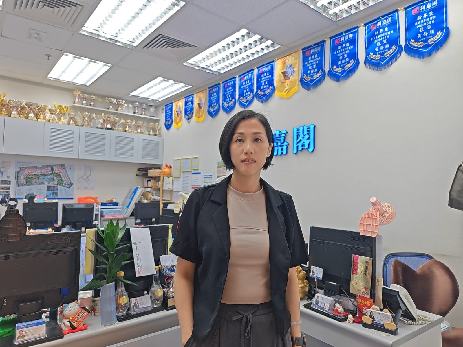 方便員工往來中港 公司客承租上水中心2戶 業主租金回報介8.6厘至近10厘 利嘉閣地產上水-上水中心分行首席聯席董事黃靜顏(Yen)表示,該行客戶董事廖嘉姿(Van)新近促成上水中心1座 undefined