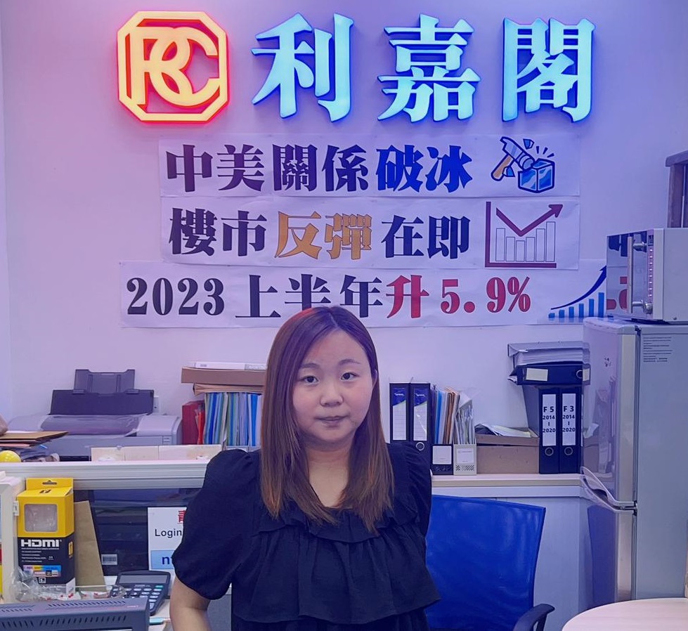 翠怡花园2房售506.8万元 长情业主持货逾33年 物业升值7.3倍 利嘉阁地产葵青区青衣青怡花园分行助理分区市务经理邝皓聪(Marco)表示,该行副经理卢婉仪(Jenny)(图) undefined