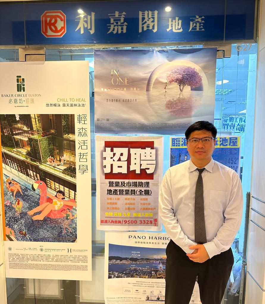 海逸豪園海景2房戶930萬元易手 業主持貨24年 帳面大賺逾5球 利嘉閣地產紅磡九豪區海逸分行A組首席聯席董事潘立信(Elvis)稱,該行高級客戶董事鄭永輝(Sam)(圖)新近促成紅磡海逸豪園12座低層A室的二手成交個案。單位實用面積約546方呎,屬2房間隔,外望內園及海景,最終累減至930萬元成交,折合實用面積呎價約17,033元。 undefined