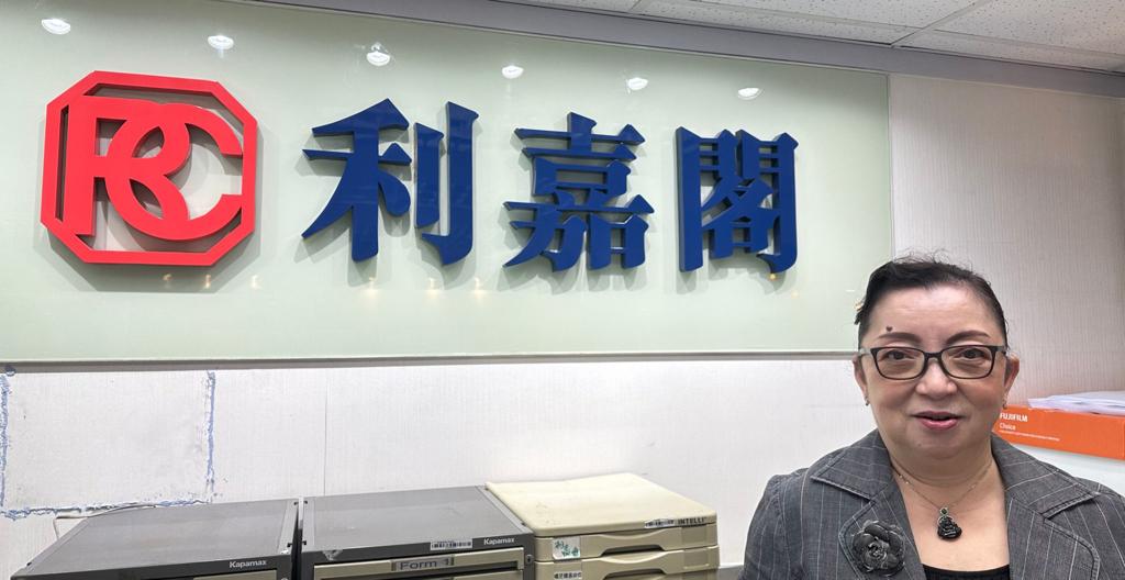 大学教授2.1万元租入太古城2房户 业主2009年买入 租金回报率达5.3厘 利嘉阁地产太古城分行首席联席董事林俊杰(Louis)表示,该行高级客户经理朱莹莹(Susanna)新近促成太古 undefined