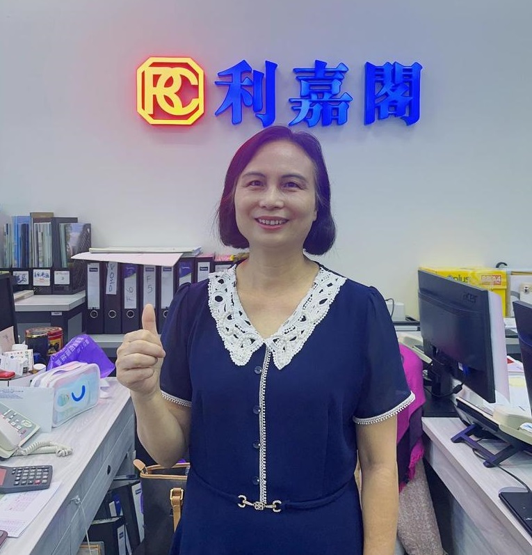 映日湾1房海景户600万沽 一手业主持货逾3年 帐面仍有赚 利嘉阁地产荃湾映日湾分行高级分区市务经理黄伟乐(Vincent)称,该行高级客户经理梁文华(Elaine)新近促成荃湾映日湾2座低层J室二手成交,单位实用面积约284方尺,属1房间隔,享海景,以600万元成交,尺价约21,127元;一手原业主於2019年11月以544.9万元买入,帐赚55.1万元。 undefined