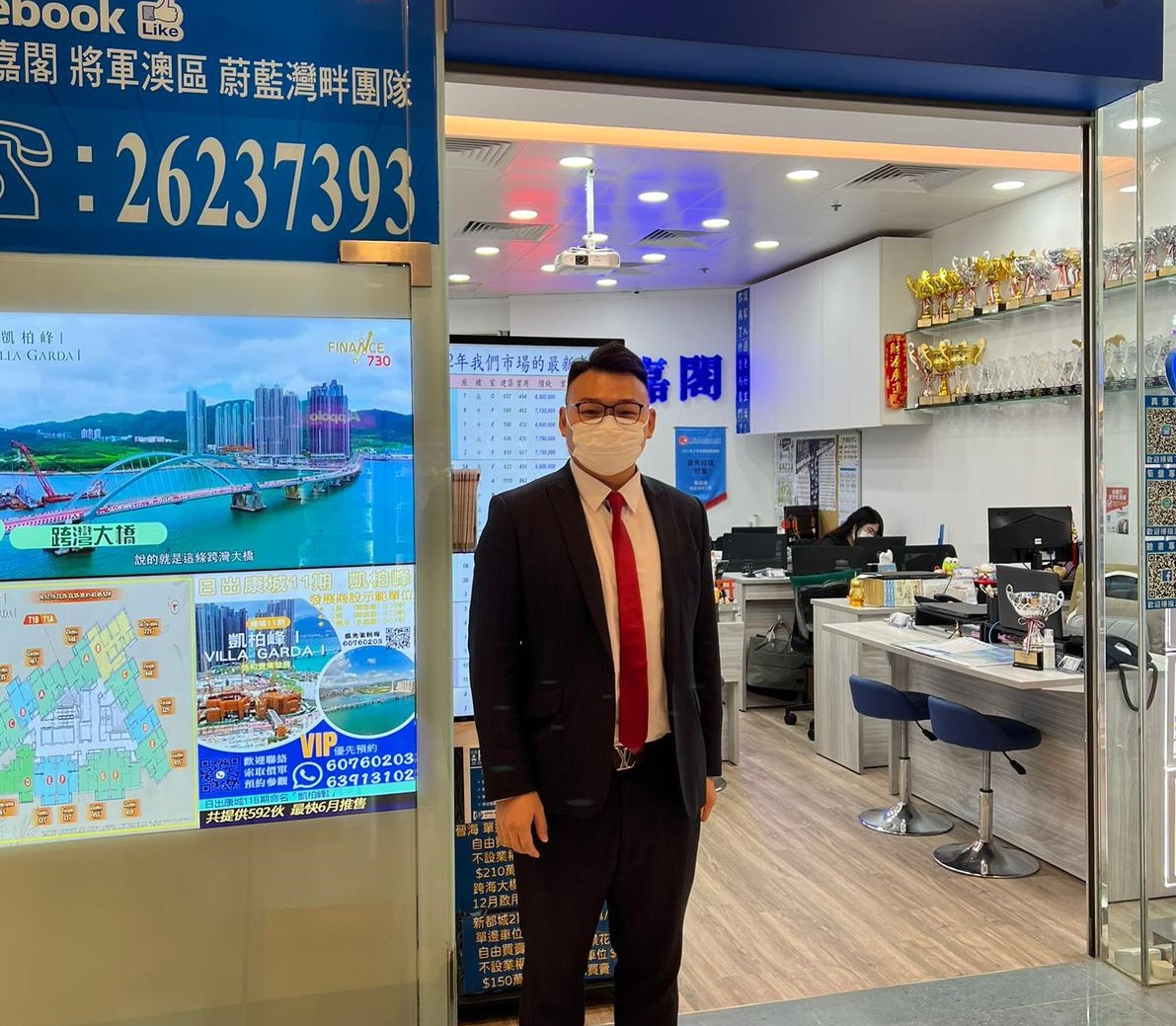 年轻夫妇1.85万元租君傲湾2房户 业主07年买入 租金回报高逾8厘 利嘉阁地产将军澳蔚蓝湾畔二行B组经理郑启聪(Kason)称,该行客户主任李翠玉(Bonny)新近促成将军澳君傲湾2座极高层H室的二手租赁成交。单位实用面积约515方尺,属2房间隔,望内园景,终以18,500元承租,尺租约36元。据悉,原业主於2007年以约273.5万元买入单位,现享租金回报8.1厘。 undefined