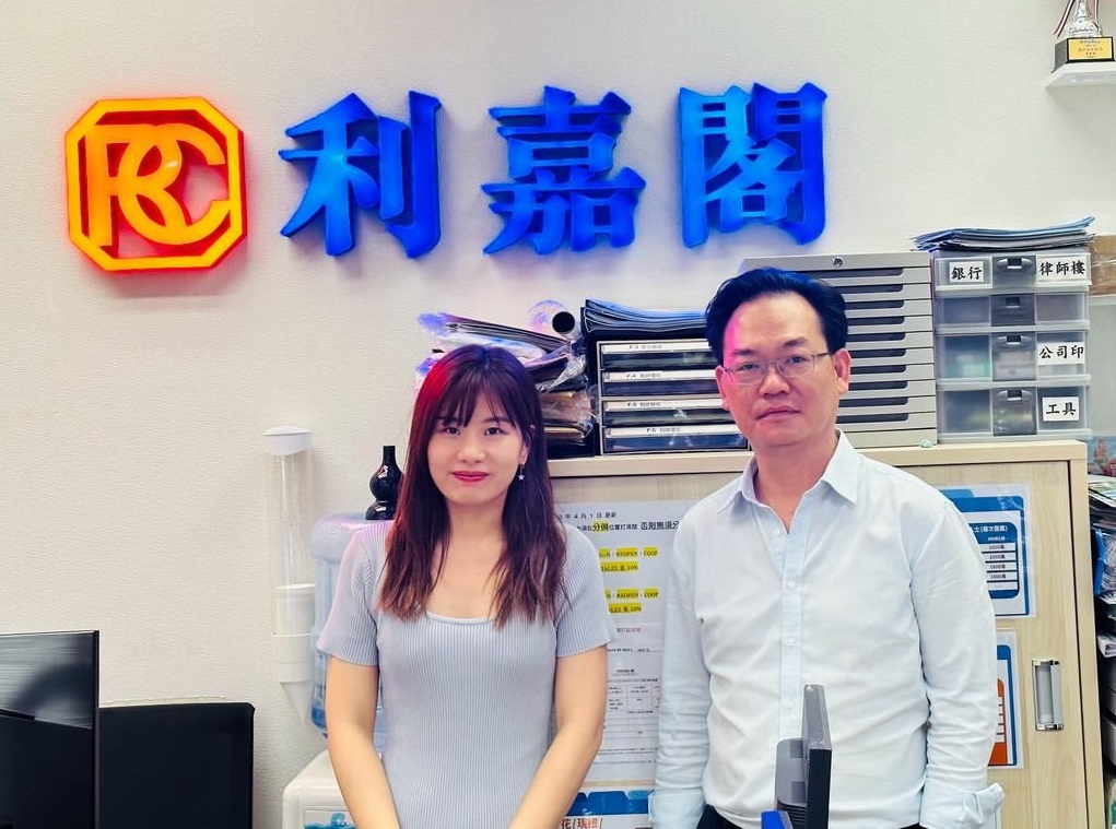 为方便子女返学 本地客1.28万租皇府山2房户 业主05年入货 租金回报逾5厘 利嘉阁地产上水区龙丰分行首席联席董事周雪雯(Emily)称,该行高级客户经理赖钰霖(Lam Lam)及陈志伟(Jimmy)新近促成上水皇府山3座中层F室的二手租赁成交个案,单位实用面积约503方尺,属2房户,外望开扬景,以每月1.28万元租出,尺租约25.4元。据悉,业主於2005年买入,租金回报约5.2厘。 undefined