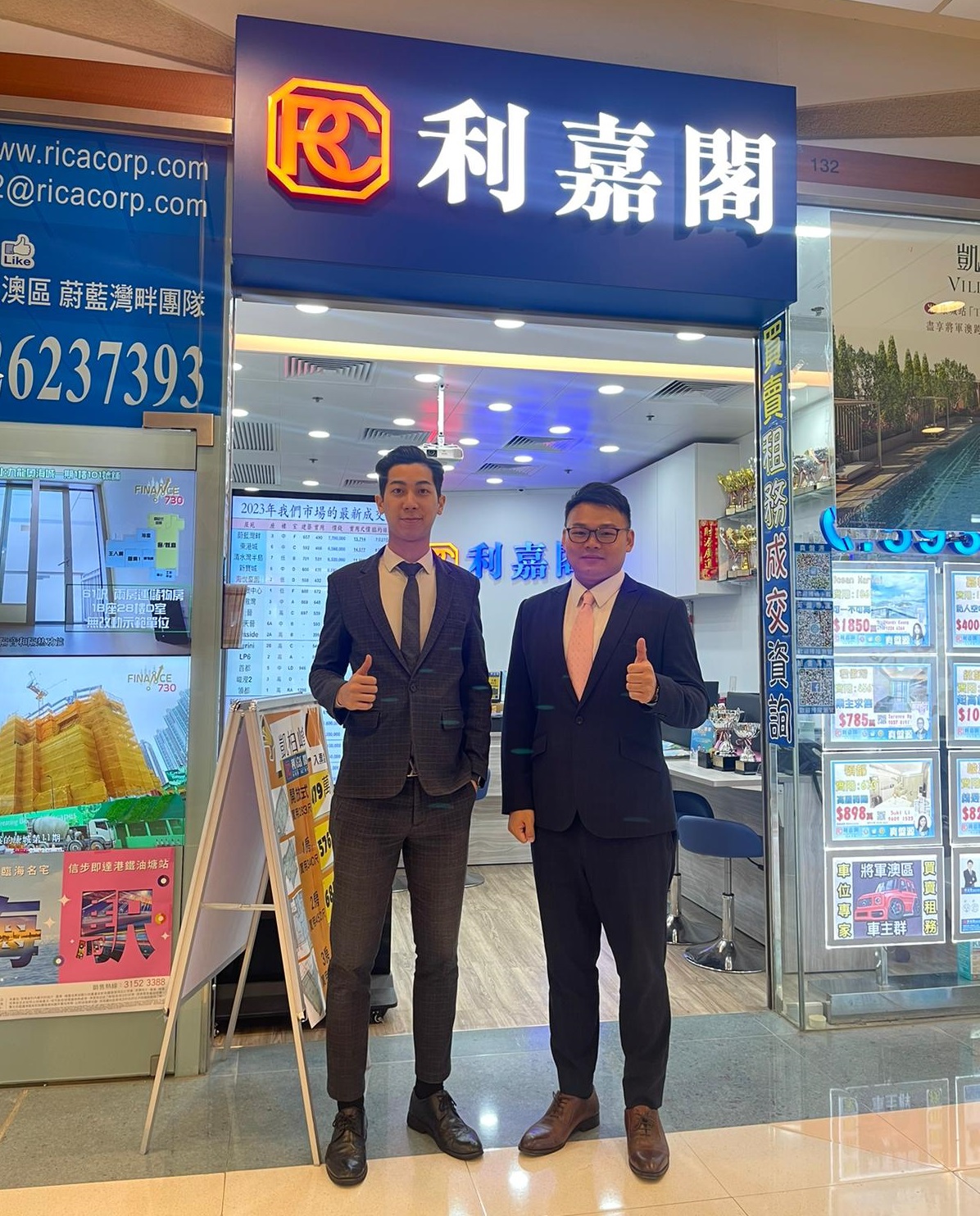 西贡傲泷3房连车位售1768万元 「真盘源」助年轻创业家觅得心头好 利嘉阁地产将军澳蔚蓝湾畔二行B组经理郑启聪(Kason)称,该行高级物业顾问苏锦佑(Gibson)及高级客户经理刘嘉燕(Niki)新近促成西贡傲泷2座中层C室连车位的二手成交,实用面积约1146方尺,属3房连亲子娱乐空间,最终累减至1768万连车位成交。据悉,原业主在2018年5月以约1857.9万元一手买入单位。 undefined