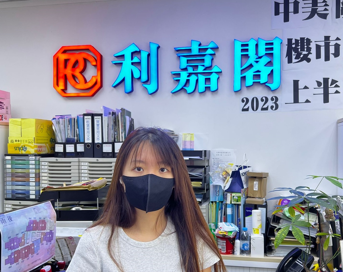 朗屏8号4房套2.55万元承租 业主2018年买入 租金回报2厘 利嘉阁地产 元朗区高级分区董事黄永全(Richmond) 表示, GRAND YOHO 分行物业顾问陈熹璇(Lucinda) 新近促成朗屏8号3座高层F室的二手租赁成交个案。单位实用面积888方尺,属4房1套连工人套房间隔,外望开扬景观,可远望后海湾。 undefined
