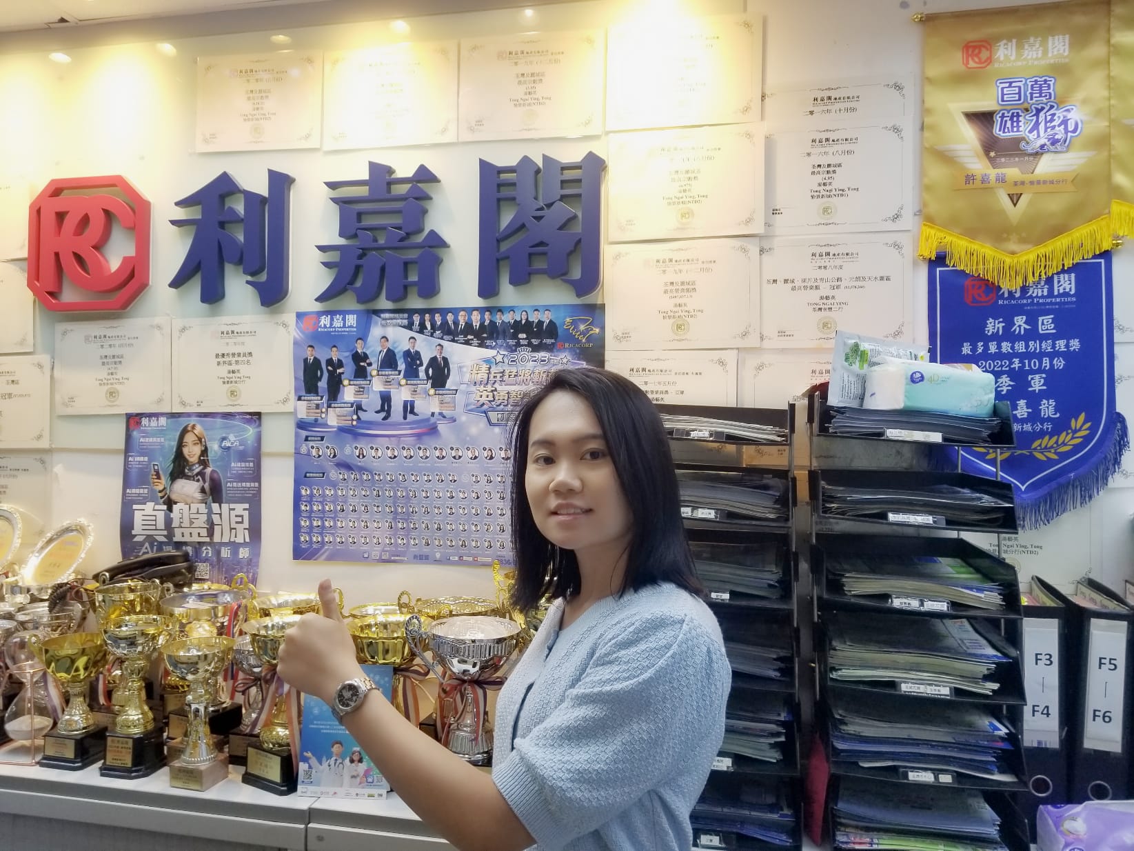 荃德花园2房减至432万元易手 业主持货5年帐蚀38万元 利嘉阁地产荃湾愉景新城分行联席董事许喜龙(Mars)称,该行高级物业顾问事陈慧珍(Judith)(图)新近促成荃湾荃德花园A座高层G室的二手成交,实用面积约341方尺,采2房间隔,座向西南,享开扬景,最终累减至432万元易手,尺价约12,669元。据悉,原业主於2018年4月以约470万元购入,帐面亏损38万元。 undefined