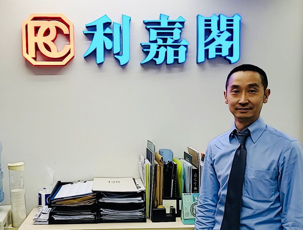 骏豪阁低层三房套 租29,500元 「真盘源」助租客选中心仪单位 利嘉阁地产至尊豪宅西半山罗便臣道分行助理分区董事邓惠源(Ricky)透露,该行旗下精英客户经理高利雄(Harr... undefined