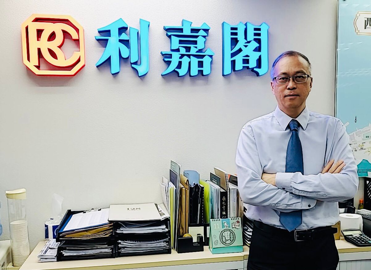 慧豪阁低层两房 沽948万 「真盘源」平台真实可信 客人称心满意 利嘉阁地产至尊豪宅西半山罗便臣道分行助理分区董事邓惠源(Ricky)透露,该行旗下精英高级客户董事黄裕球(Ri... undefined