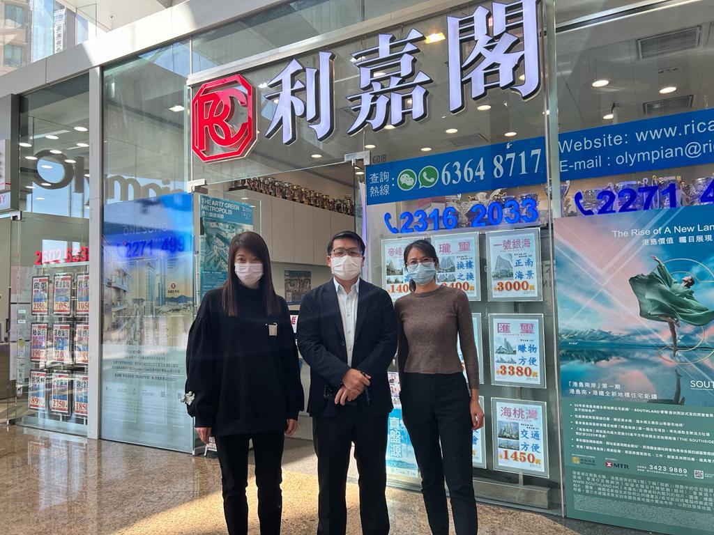 柏景湾两房户 1,043万元易手 「真盘源」四大承诺 买家安心信赖 利嘉阁地产皇牌屋苑一号银海分行首席联席董事梅衞贤(Eddie)表示,该行旗下精英高级客户经理郑凤霞(Flora... undefined