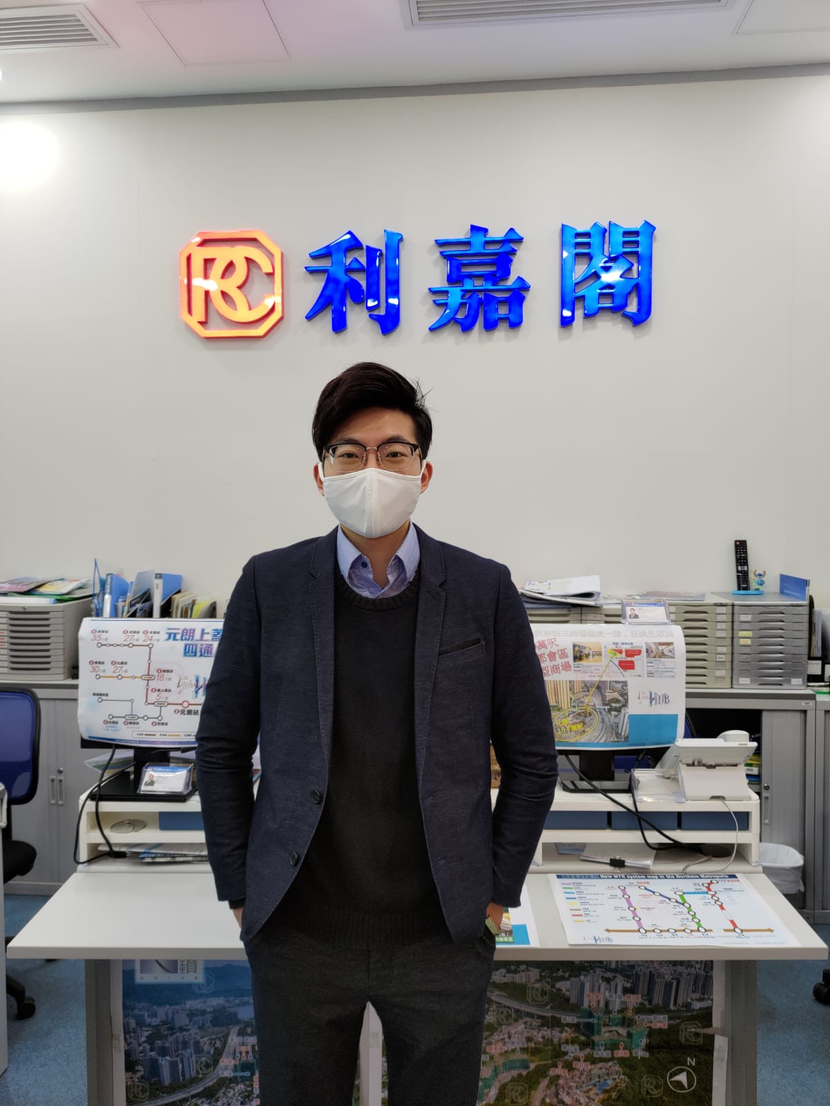 帝庭轩极高层大两房 沽648万元 实尺13,817元 买家心仪「真盘源」 利嘉阁地产皇牌屋苑粉岭逸峯分行市务经理申文龙表示,该行旗下精英客户经理张俊坚(Kinson)新近促成粉岭帝庭轩... undefined