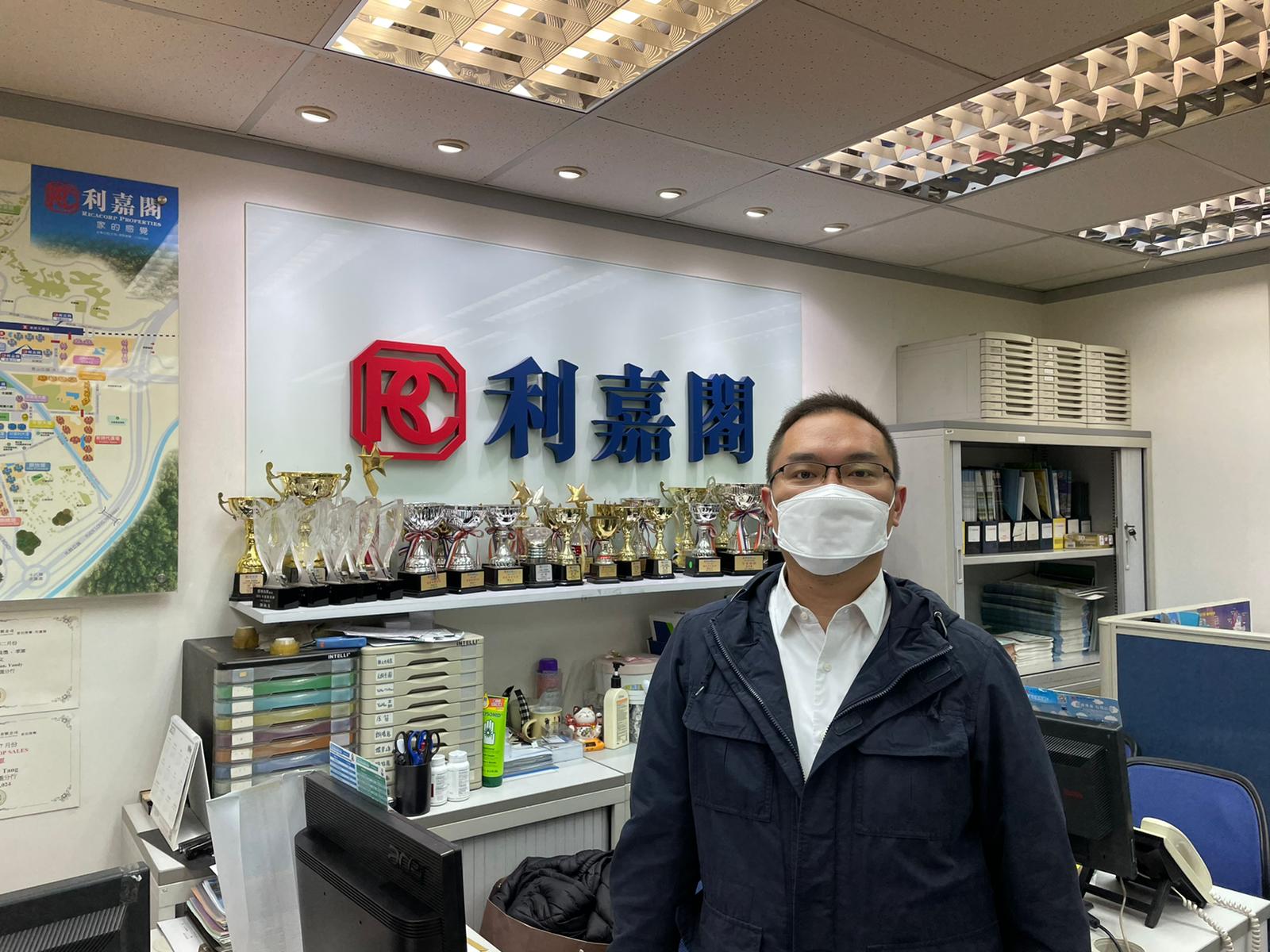 元朗康城大楼开放户290.88万元成交 真盘源专业代理用心倾价 助入手「北都」上车笋盘 利嘉阁地产皇牌屋苑元朗-千色汇分行高级经理朱子华(Andy)表示,该行精英物业顾问陆裕东(Dun... undefined