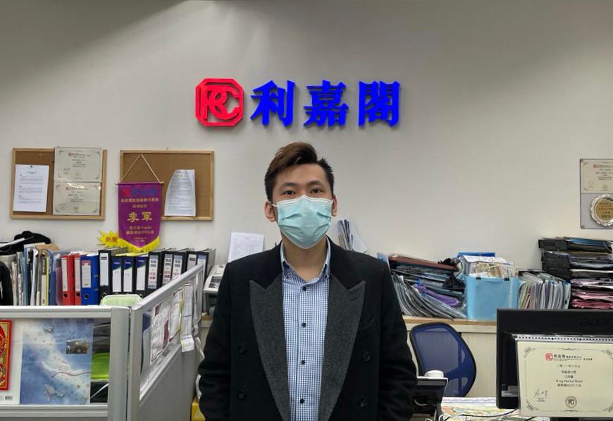 峻瀅中層山景兩房戶 793.8萬元成交 「真盤源」四大承諾 廣受買賣雙方信賴 利嘉閣地產皇牌屋苑調景嶺分行(A組)經理黃金欽(Kim)表示,該行旗下精英客戶經理周文軒(Ken)新近透過利嘉... undefined