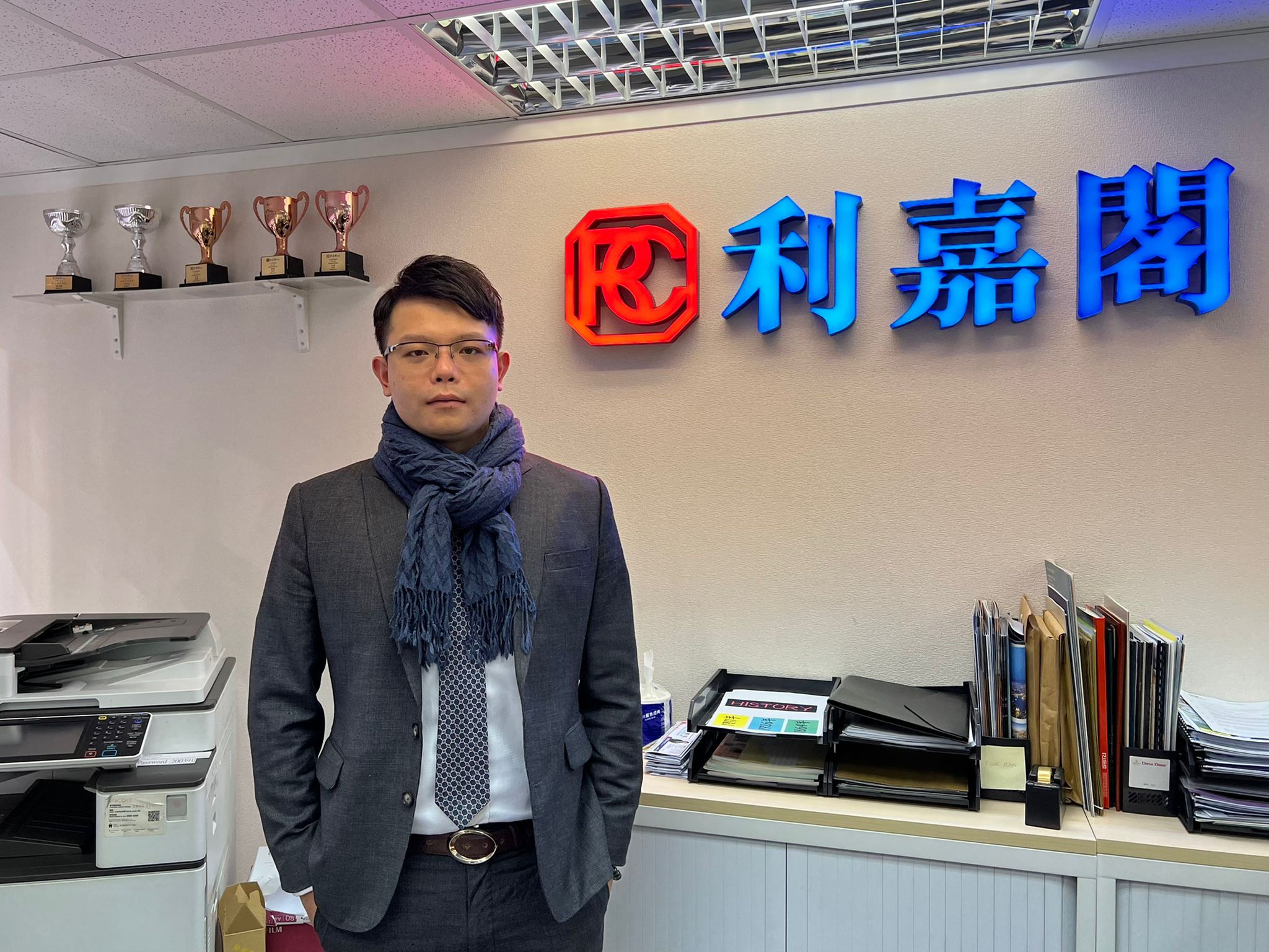 君德閣低層兩房 1,000萬元沽 業主移民減價放售 買家鍾情單位方便上班 利嘉閣地產至尊豪宅西半山羅便臣道分行助理分區董事鄧惠源(Ricky)透露,該行旗下精英客戶董事黃志凱(Kenn... undefined