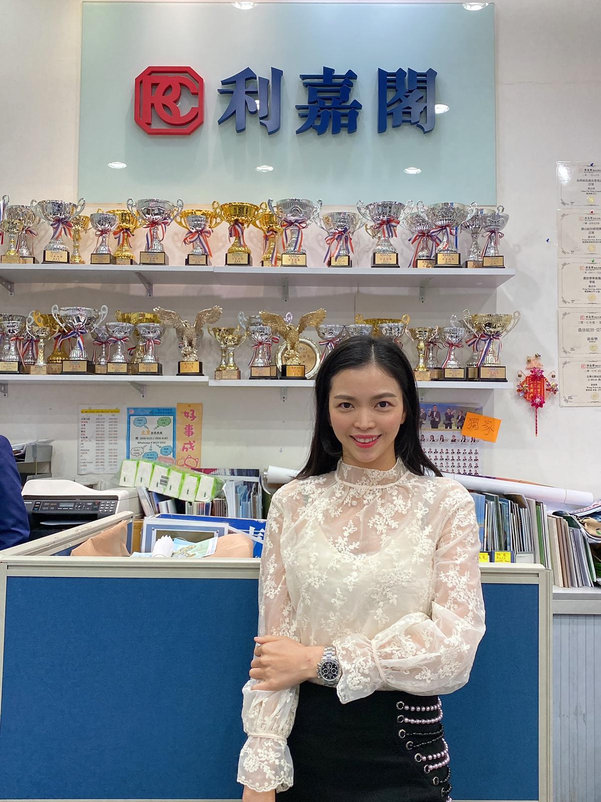 立坊中低層市景一房 沽560萬元 買家選用真盤源 入手心水筍盤 利嘉閣地產皇牌屋苑萬景峰分行C組市務經理周煇宏表示,該行旗下精英高級客戶董事葉小娜(Sugar)新近促成荃灣立... undefined