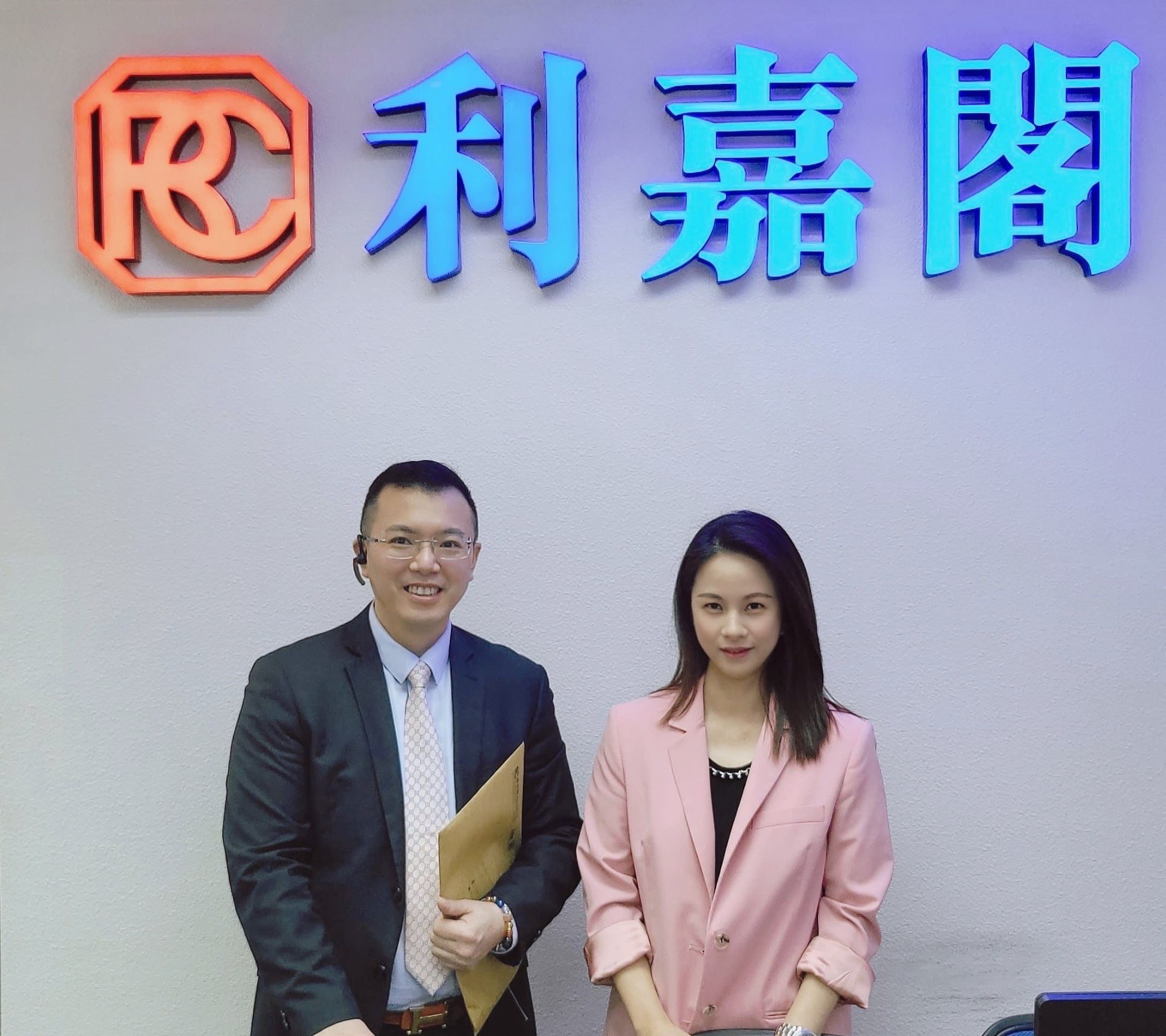 凱旋門三房套連工人套3,588萬元易手 業主急放 低於銀行估價成交 真盤源創造雙贏 利嘉閣地產至尊豪宅凱旋門分行B組市務經理許如(Amy)表示,該行旗下精英客戶經理劉澤霖(Stephen)新近透... undefined