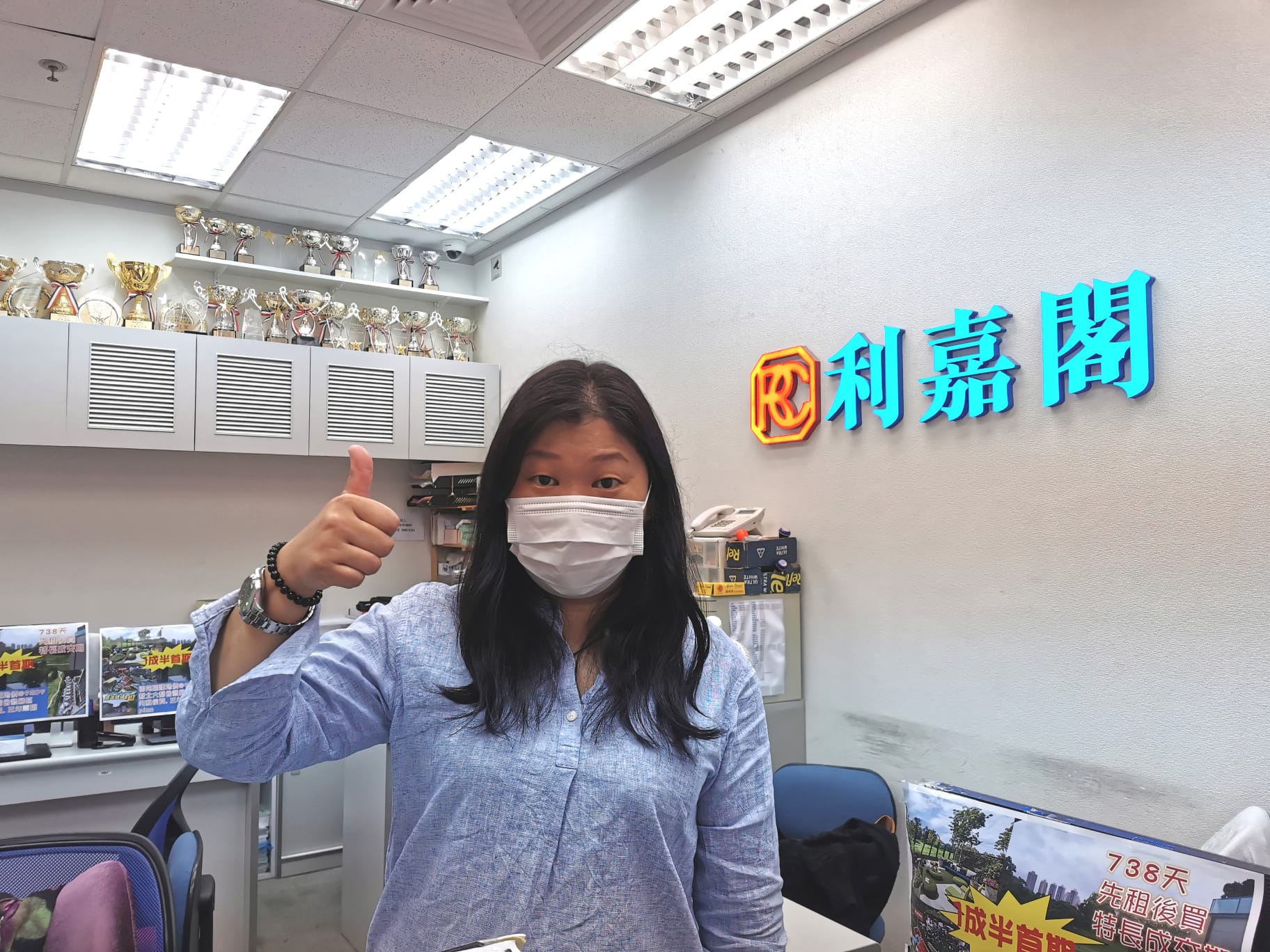 上水安盛苑高层两房 绿表价沽228万元 大赞真盘源买得安心 数日即促成交易 利嘉阁地产皇牌屋苑上水中心一行高级联席董事黄静颜透露,该行旗下客户主任李文娟(Carrie)新近促成上水居屋安... undefined