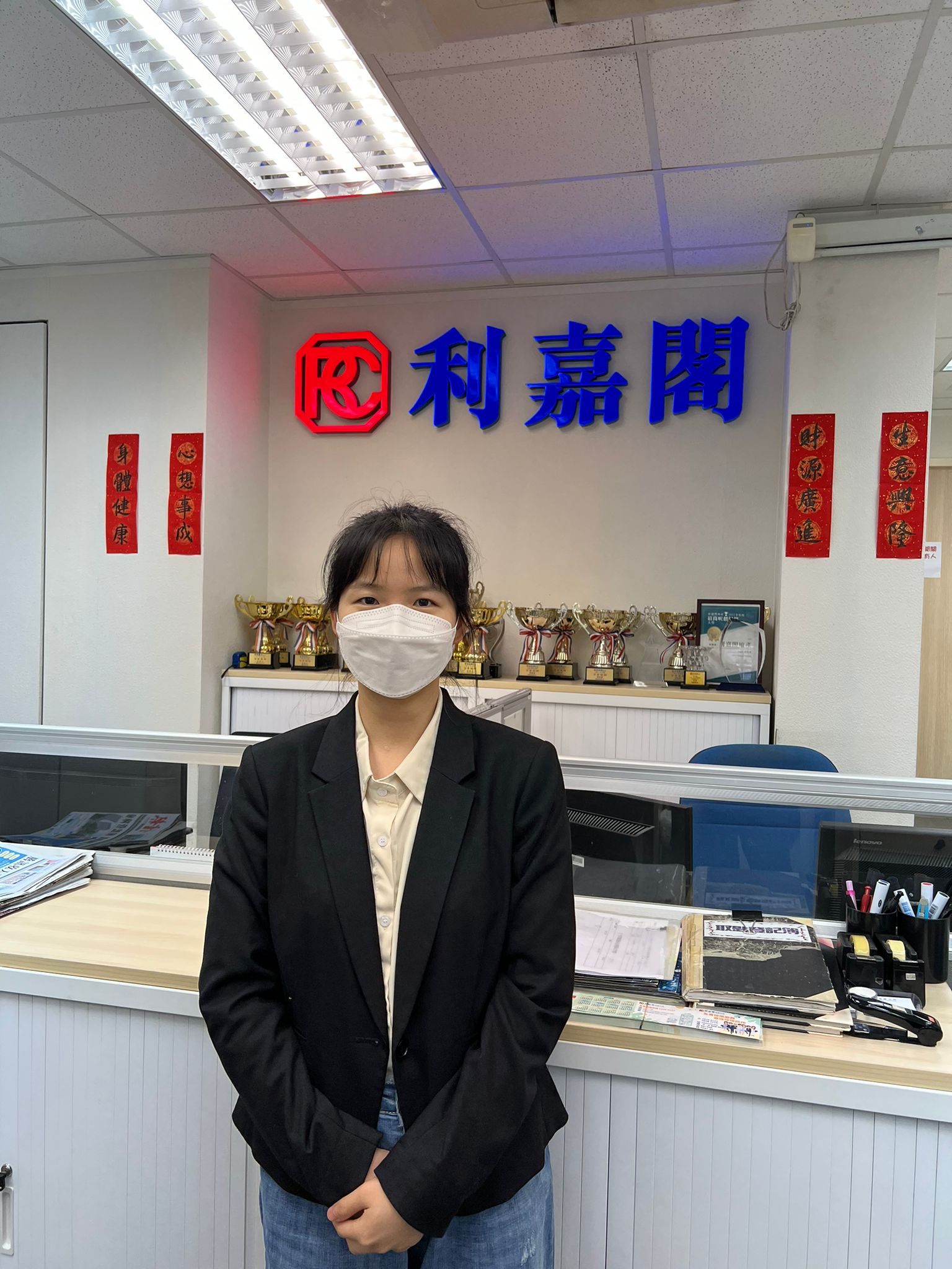 跑馬地金光大廈兩房775萬元成交 「真盤源」深感信賴 買家入手心水盤 利嘉閣地產至尊豪宅禮頓山分行聯席董事劉玉麟表示,該行旗下物業顧問李莉筠(Cherry)新近促成跑馬地金光大廈低... undefined