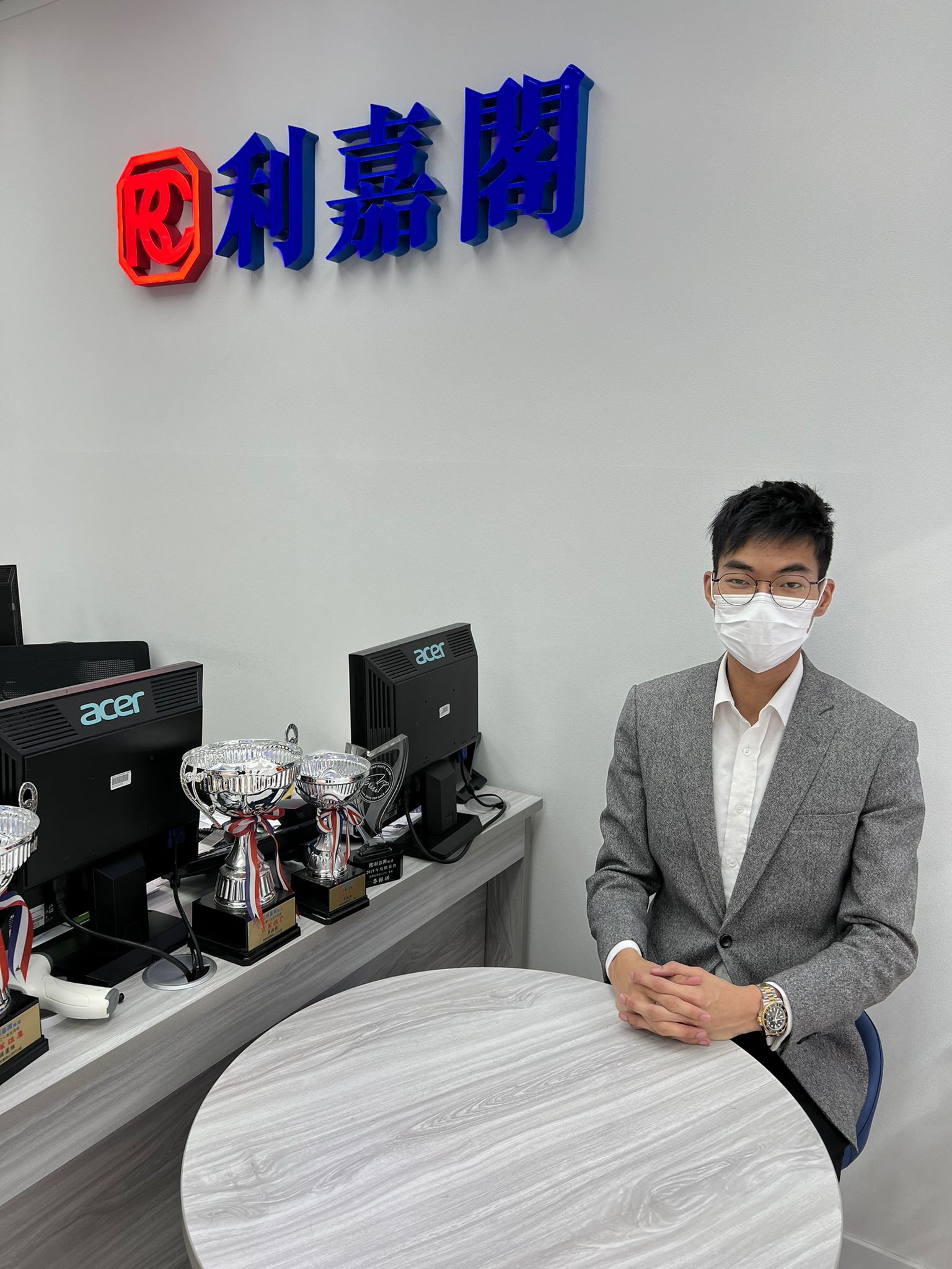 龙华花园极高层三房套 沽1,650万元 「真盘源」备受肯定 入手笋盘方便快捷 利嘉阁地产至尊豪宅礼顿山分行联席董事刘玉麟表示,该行旗下高级客户经理李振祺(Kid)新近促成东半山龙华花园极高... undefined