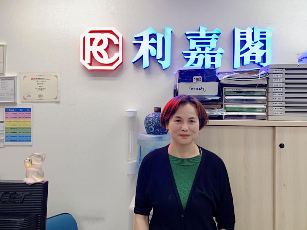 上水中心兩房戶租1.2萬 「真盤源」四大承諾 深得客人信賴 利嘉閣地產皇牌屋苑上水龍豐分行首席聯席董事周雪雯(Emily)透露,該行精英高級高級客戶經理蔡梅笑(Sanjo... undefined