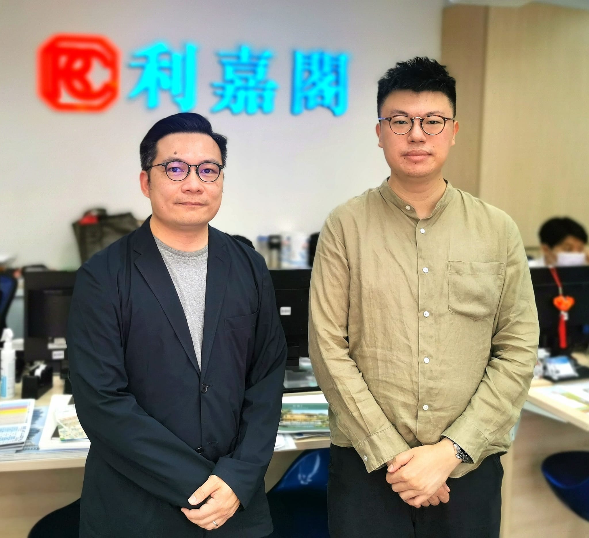 首都中層三房套965萬沽出 「真盤源」堅守四大承諾 客人安心搵盤 利嘉閣地產皇牌屋苑嘉悅分行首席分區董事溫錦駒(Ken)表示,該行精英物業顧問鍾偉傑(Ben)新近促成將軍澳日出... undefined