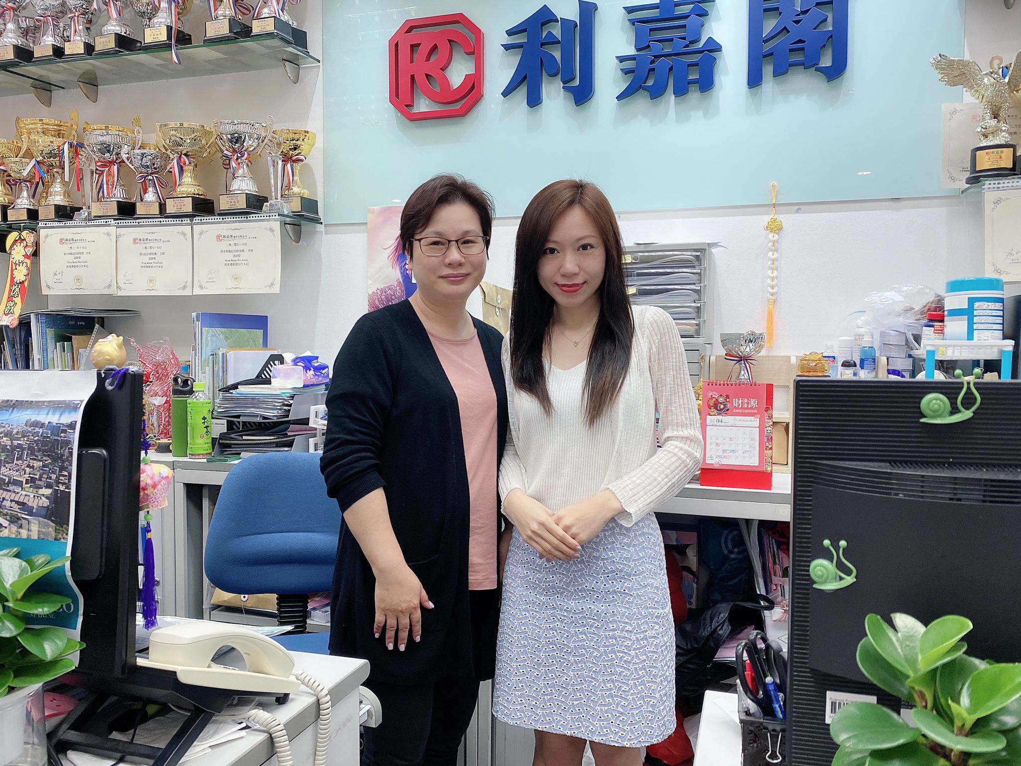 新都城一期三房套880萬元沽 「真盤源」筍盤雲集 客人隨時輕鬆搵盤 利嘉閣地產皇牌屋苑將軍澳廣場分行助理分區經理溫錦華(Irene)表示,該行精英高級客戶董事陳巧琴(Vaness... undefined
