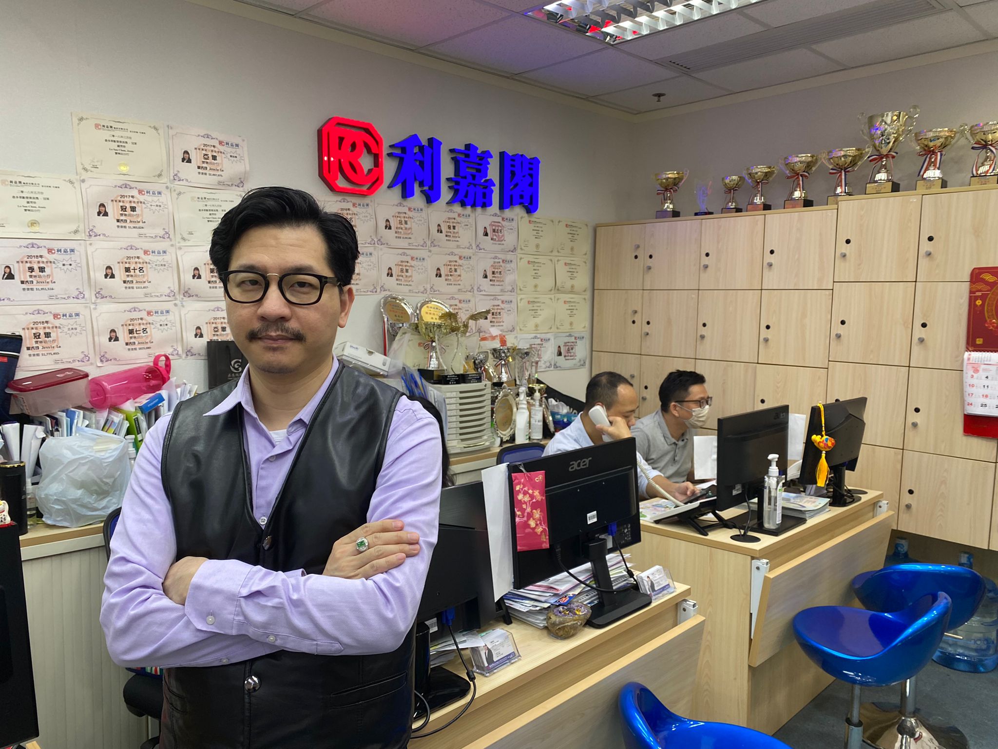 新都城3期三房套931万元沽 「真盘源」四大承诺 增加置业信心 利嘉阁地产皇牌屋苑宝琳站分行首席联席董事徐浩煇(Edmond)表示,该行精英高级客户经理何国权(Kelvin)... undefined