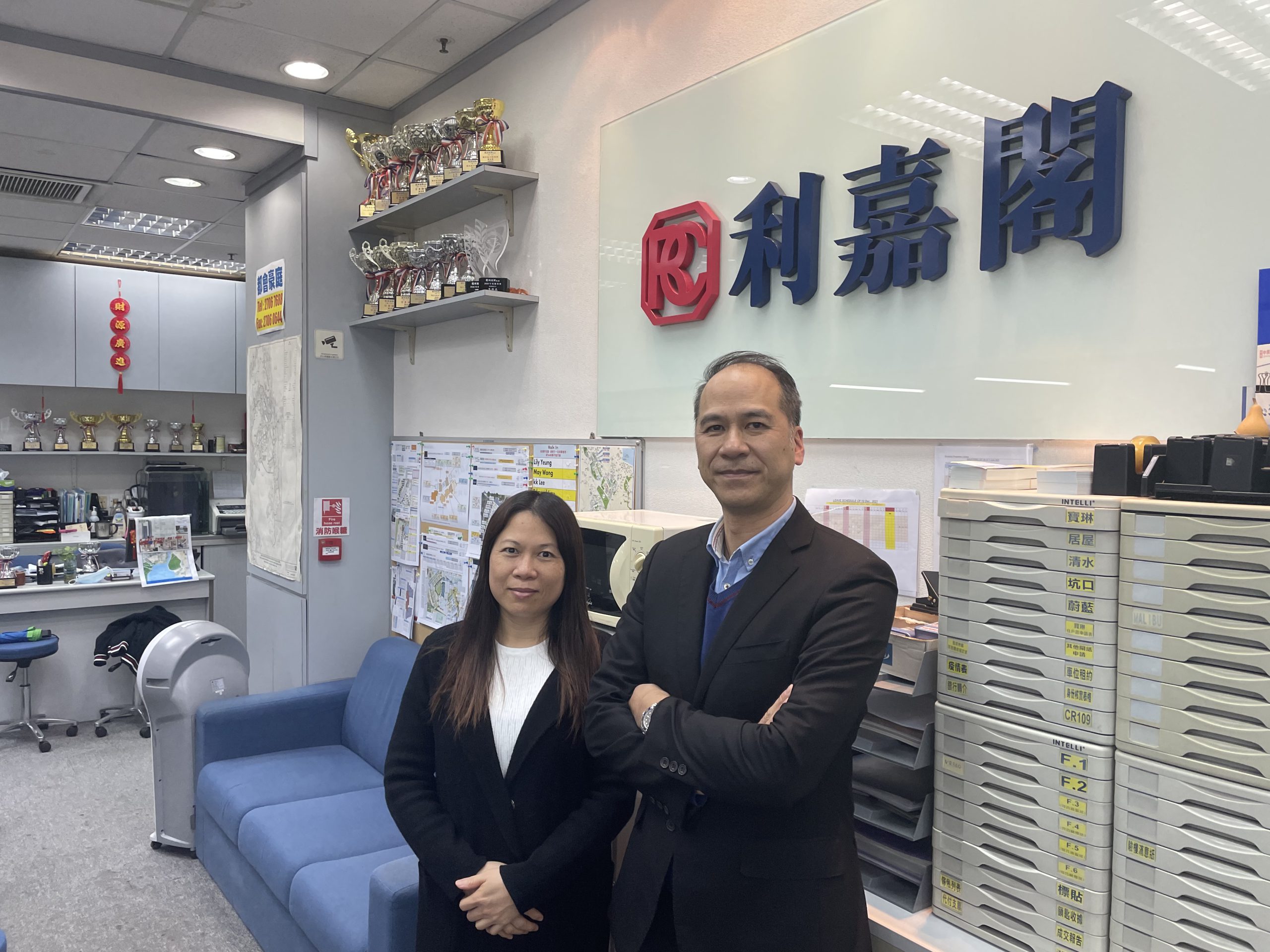 東港城兩房移民盤880萬易手 減價38萬 本區換樓客購得心頭好 利嘉閣地產皇牌屋苑都會豪庭分行首席聯席董事鄧達榮(Ringo)表示,該行旗下精英客戶董事黃子珊(May)新近促... undefined