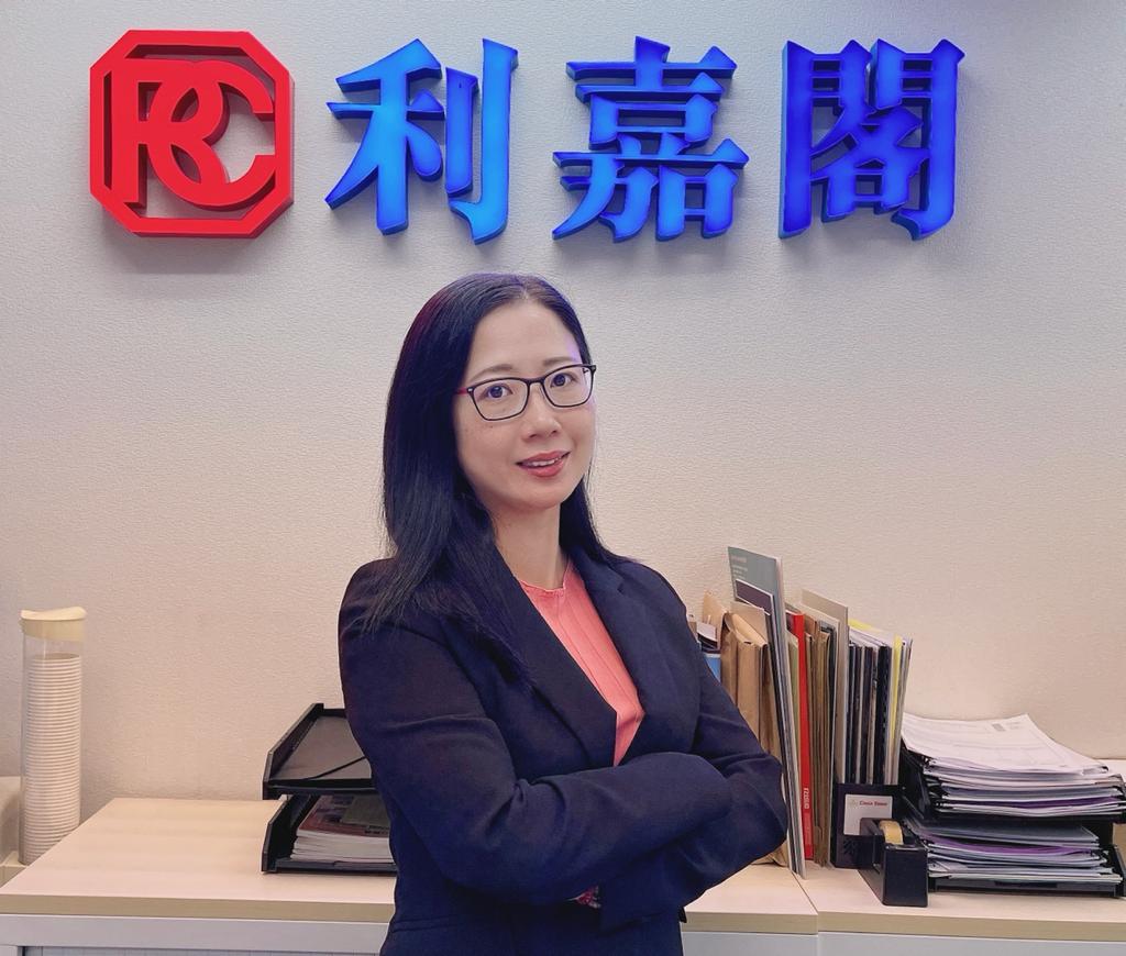首置客680万购康威花园两房户 「真盘源」团队服务专业 打动业主减价 利嘉阁地产至尊豪宅西半山罗便臣道分行助理分区董事邓惠源(Ricky)透露,该行旗下精英高级客户经理颜靖佩(Je... undefined