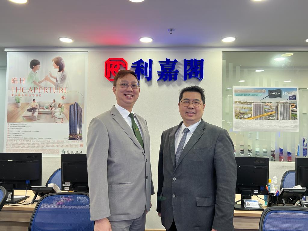都會駅高層三房套1,024.8萬元沽 外望山海雙景 11年升值逾464萬 利嘉閣地產皇牌屋苑調景嶺站分行(C組)首席聯席董事羅志雄(Franki)表示,該行精英客戶董事王偉傑(Mich... undefined
