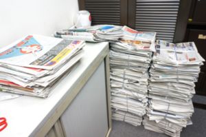 收集回來的舊報紙，每星期交由廢紙回收商回收處理。